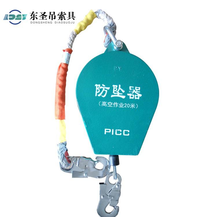 在大雪天氣下的救援工作需要佩戴人體防墜器