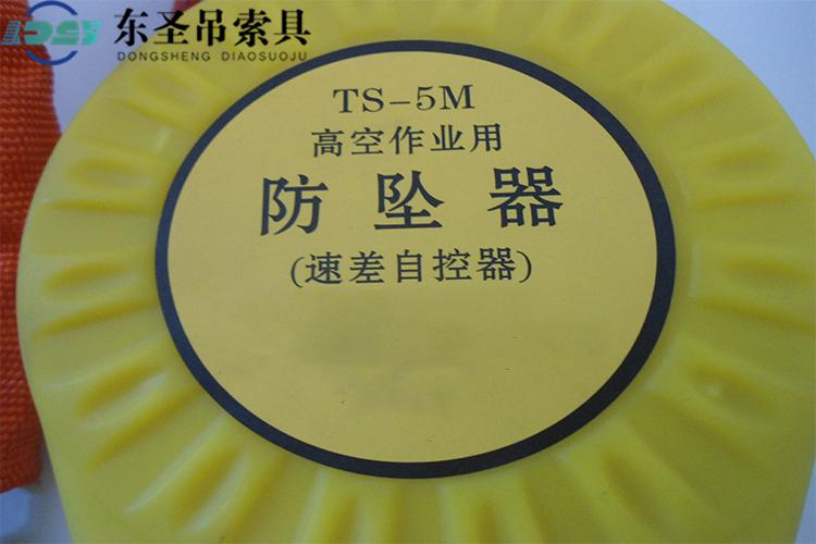 在進(jìn)行井架施工作業(yè)時(shí)工人需要佩戴防墜裝置